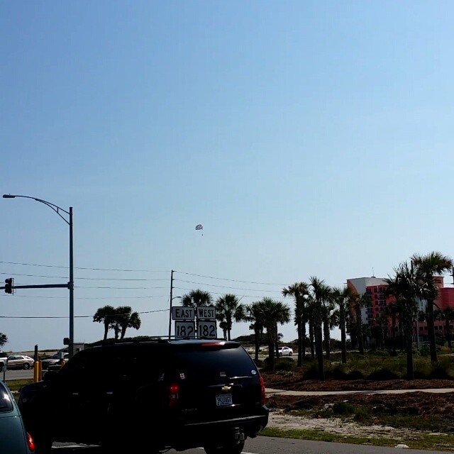 Parasailing in Orange Beach Alabama already underway as we pull into town. #orangebeach #gulfshores #RegencyIsle #OrangeBeachCondo
