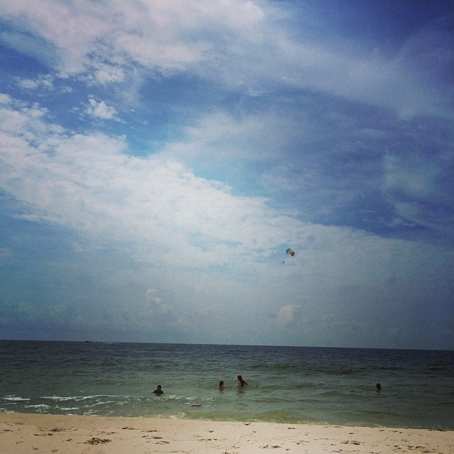 Parasailer gliding on on the updraft. #ParaSailing #SaltWaterLife #SaltLife #OrangeBeach #OrangeBeachCondo