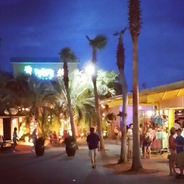 We tried to each at Lulu's tonight but they had way too many people there. The wait was 1 hour.  We took a look at the menu and there was nothing worth waiting an hour for so we left. #Lulus #GulfShores