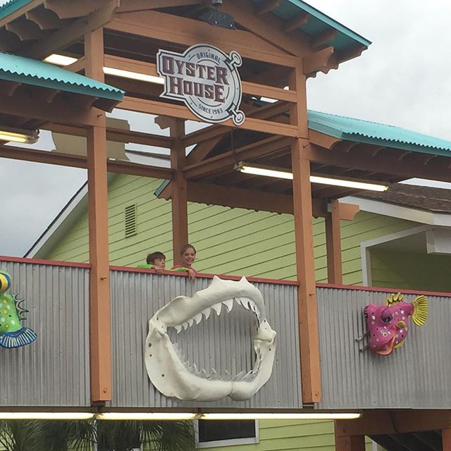 Summer days in Gulf Shores. Eating dinner at the Oyster House and shopping at the boardwalk area is lots of fun.
#Oysterhouse  #restaurants #beachday #kidsfun #gulfshores