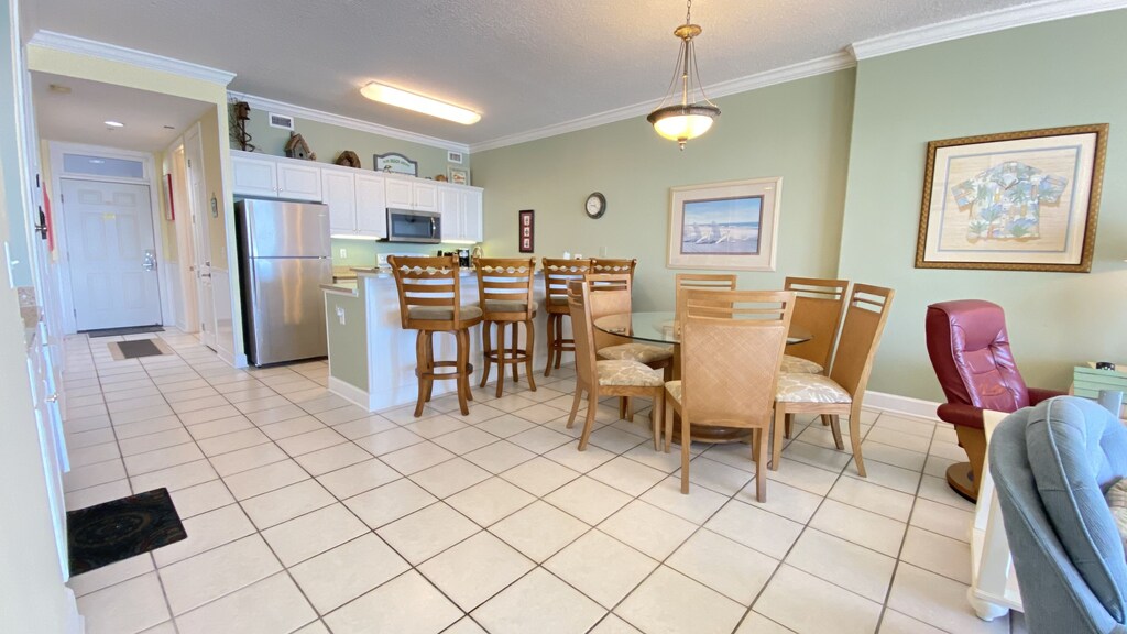 Kitchen and Bar area